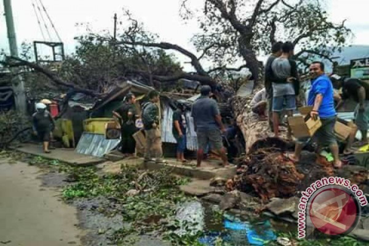 Puluhan rumah di Ende diterjang angin kencang