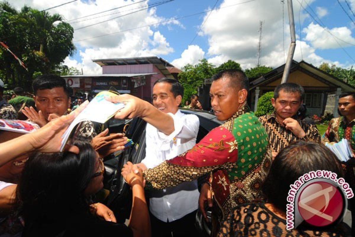 Jokowi beli buku Dee Lestari di Ambon