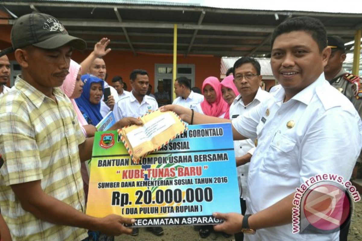 Pemkab Gorontalo Serahkan Bantuan Dana KUBE