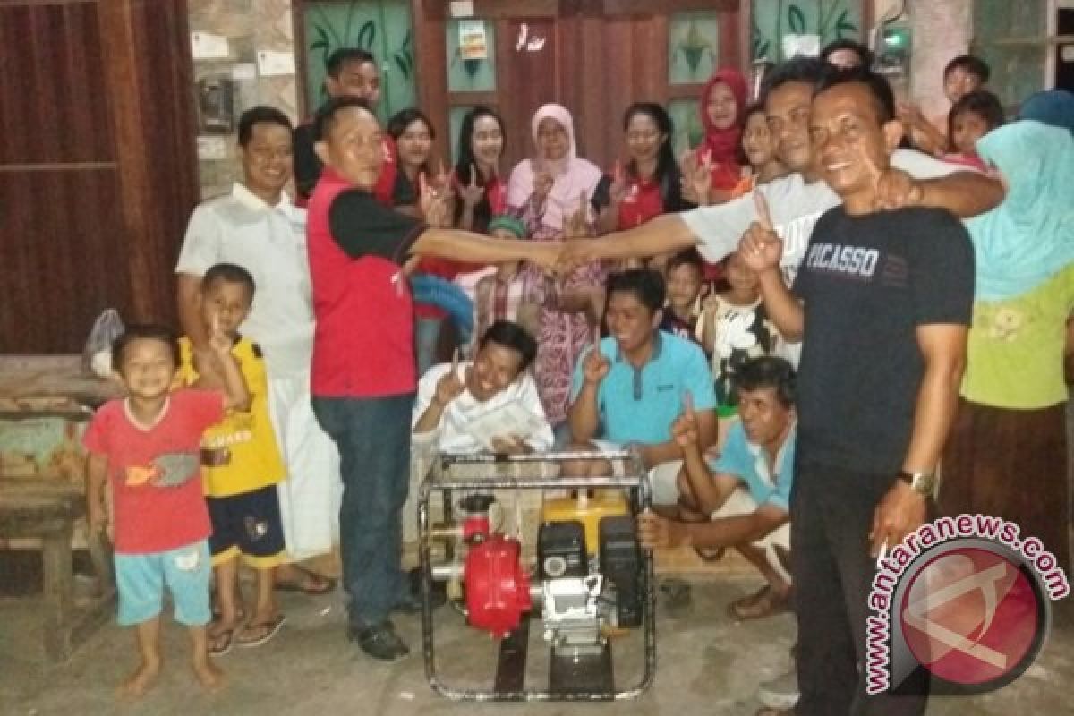 Pasangan Faris Berikan Bantuan Pompa Air ke Warga 