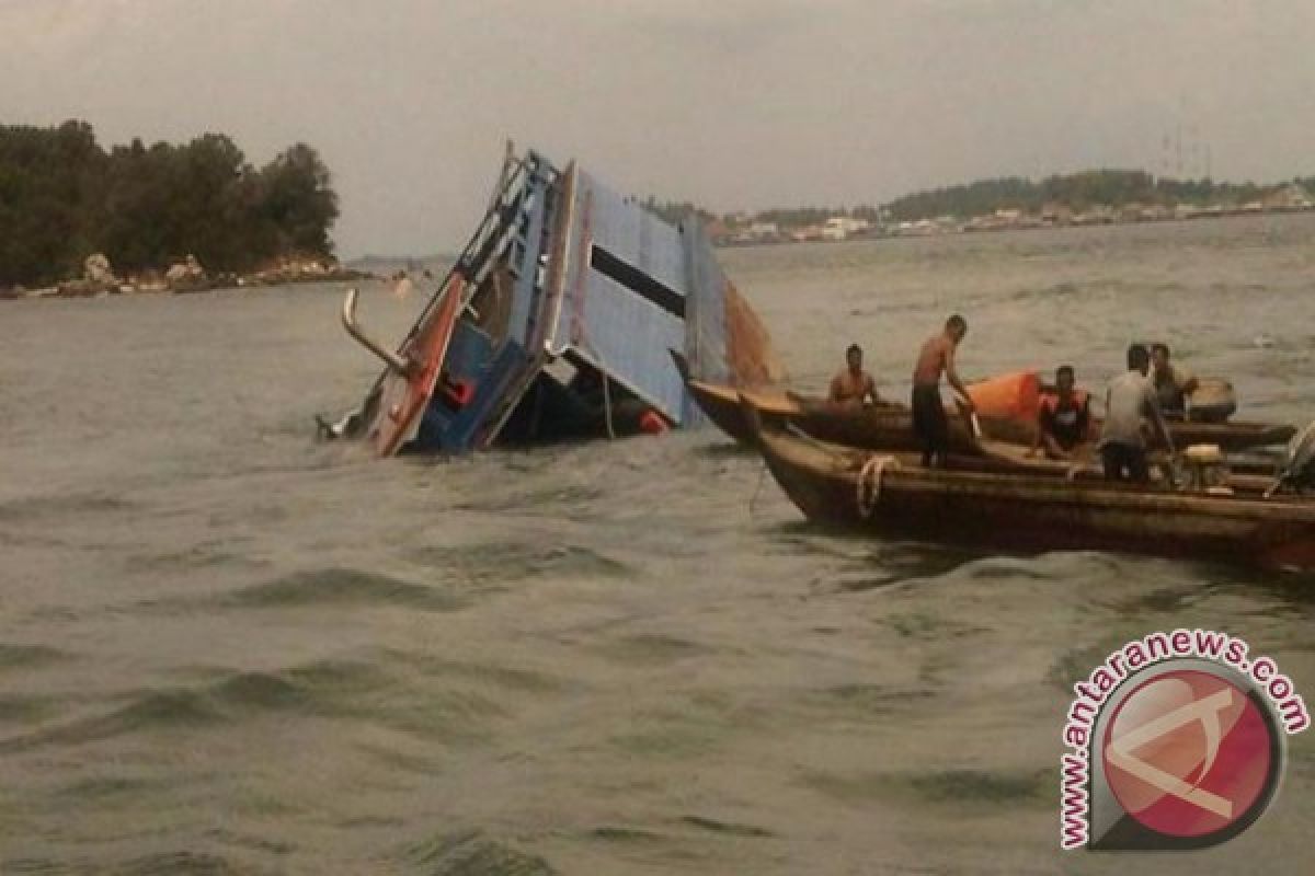 Kapal wisata tenggelam di perairan pulau Padar