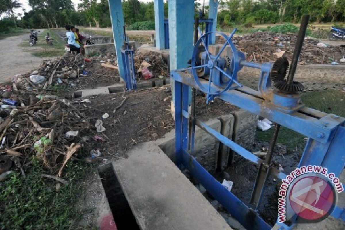 PINTU IRIGASI PENUH SAMPAH