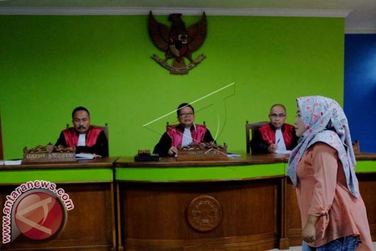 Bacakan Pembelaan Di Depan Hakim Yusniar Bersedih 