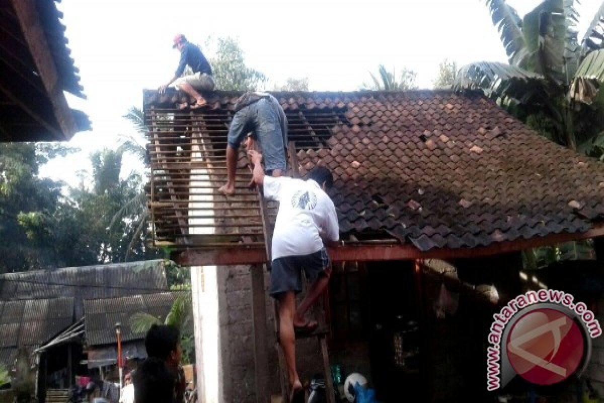 Belasan Rumah Warga Jembrana Rusak Diterjang Angin