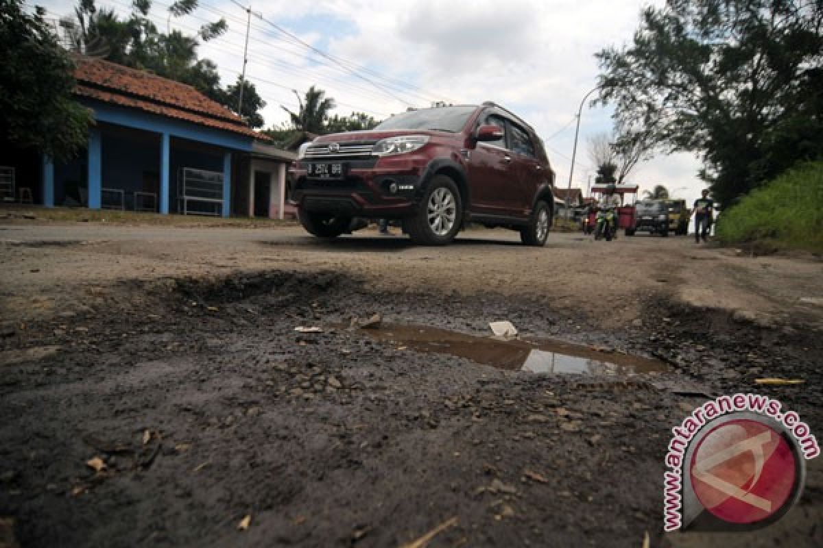 Perbaikan jalan-jalan rusak di Jateng dimulai bulan ini