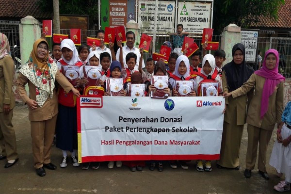 Alfamart Salurkan Paket Sekolah kepada Siswa Pagedangan