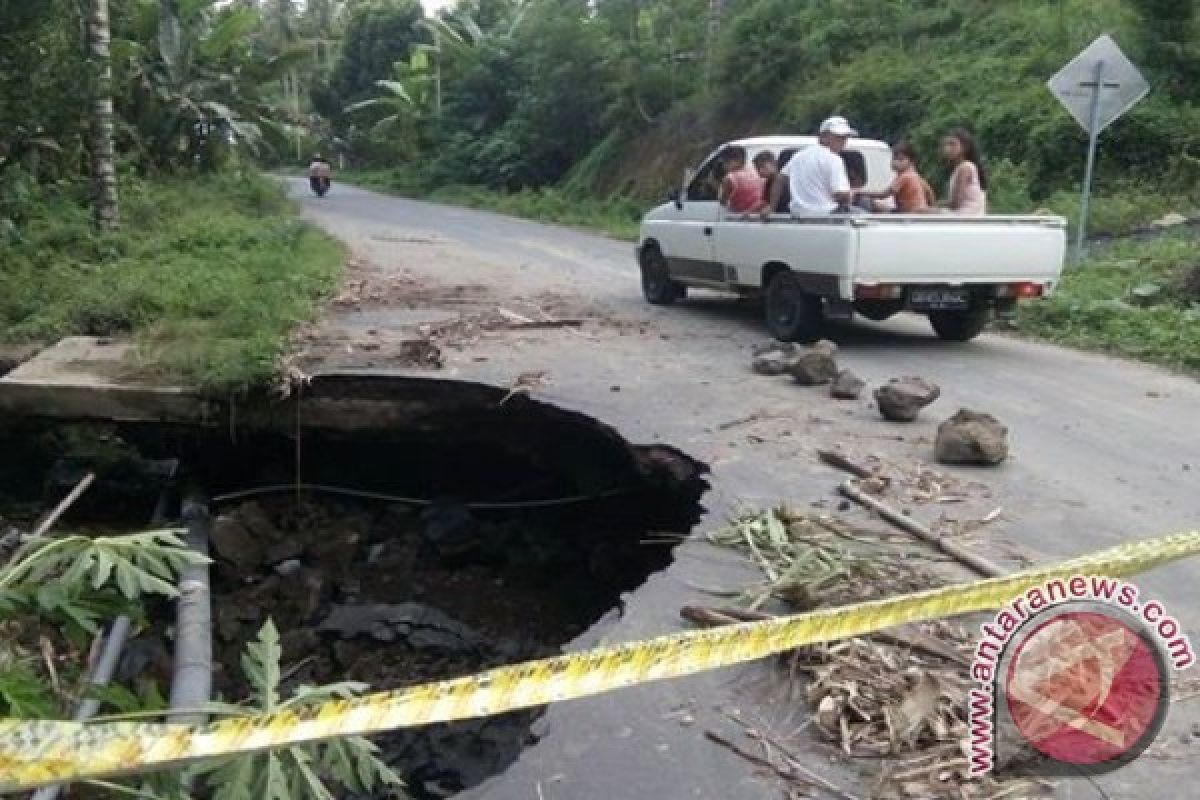 Jalur Ratahan-minanga Ditutup Untuk Perbaikan Akibat Amblas