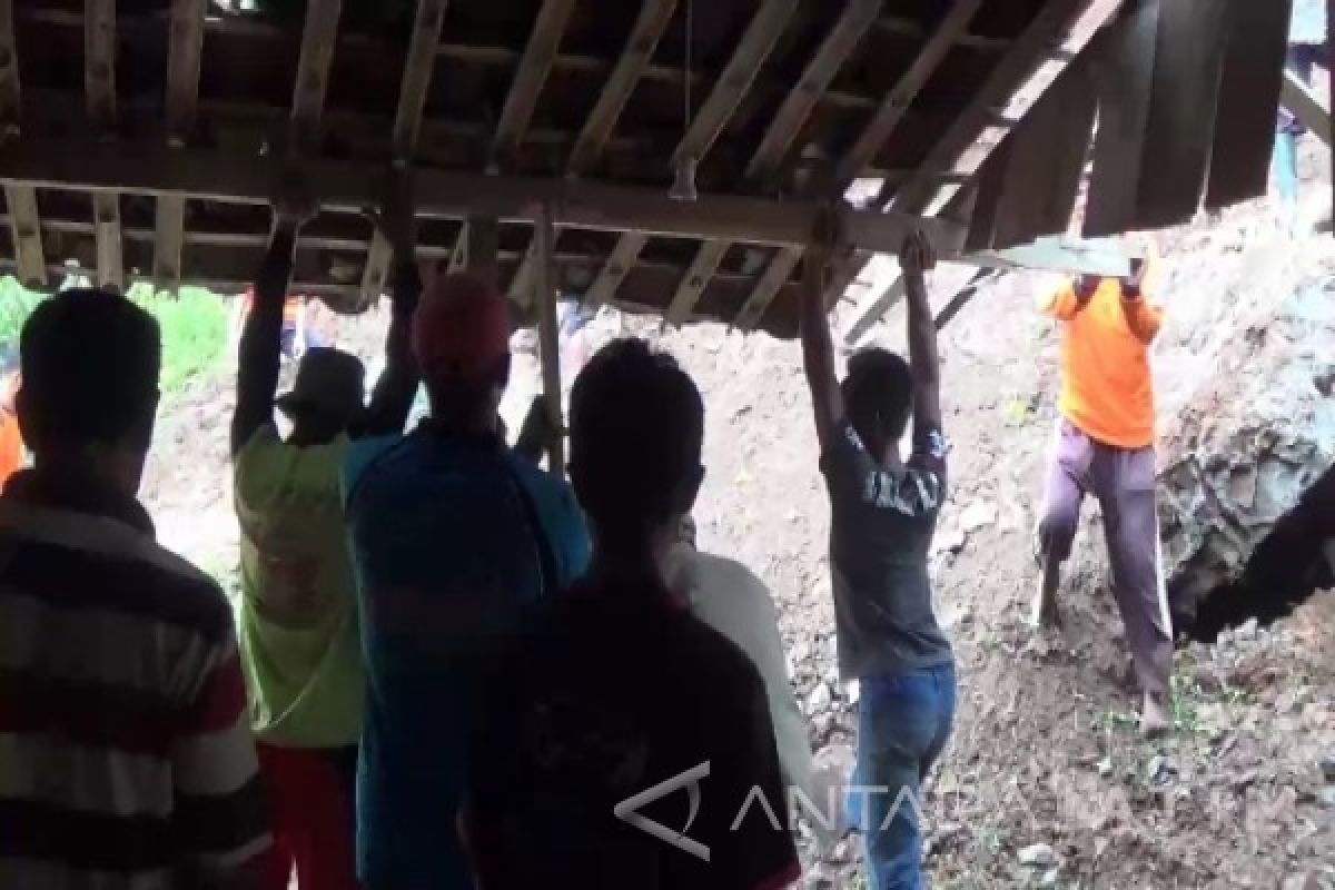 Tanah Longsor Rusak Rumah Warga di Ngawi
