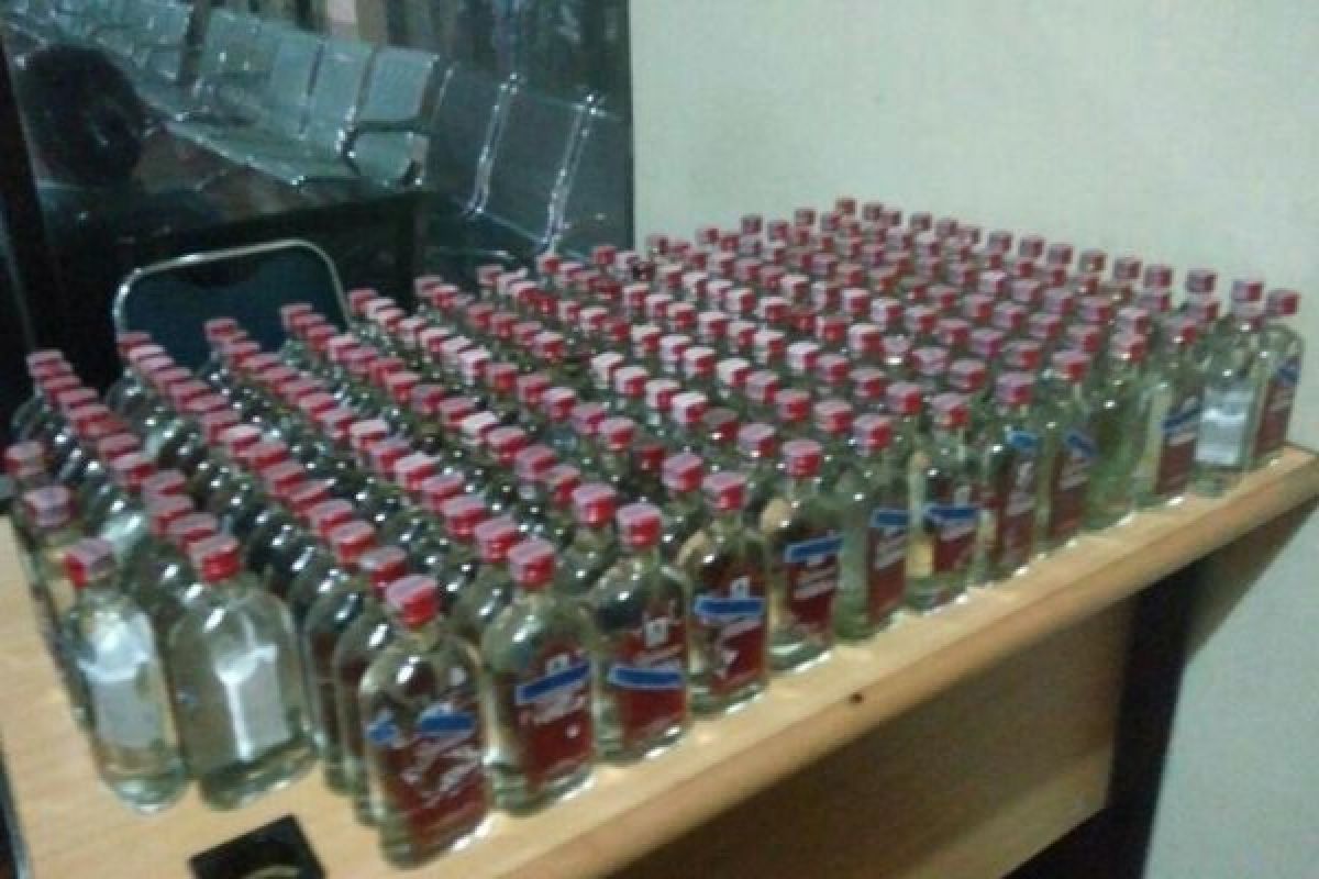 Polisi Jayapura sita ratusan botol minuman beralkohol 