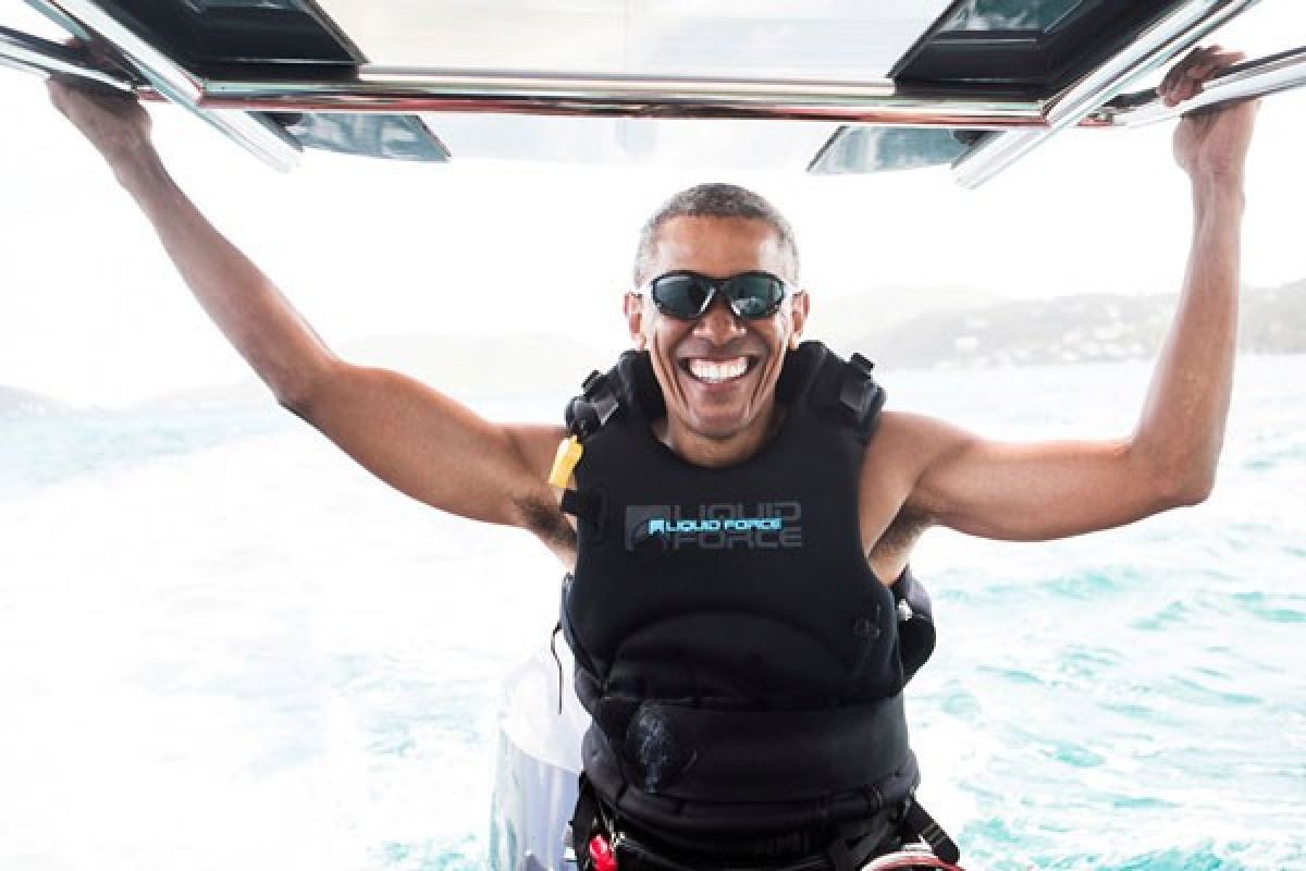 Menjadi mantan, Obama hidup santai dengan belajar 'kiteboard'
