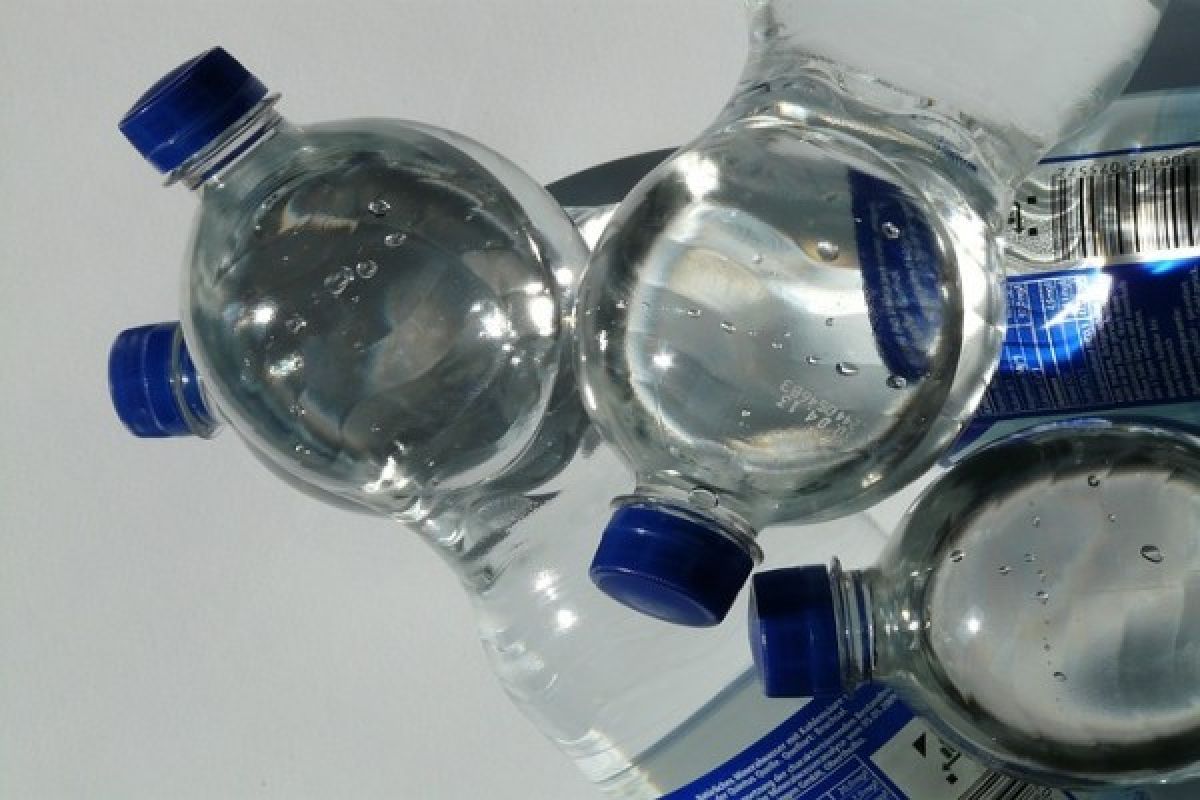 Sebaiknya Perempuan Hamil Jangan Minum dari Botol Plastik