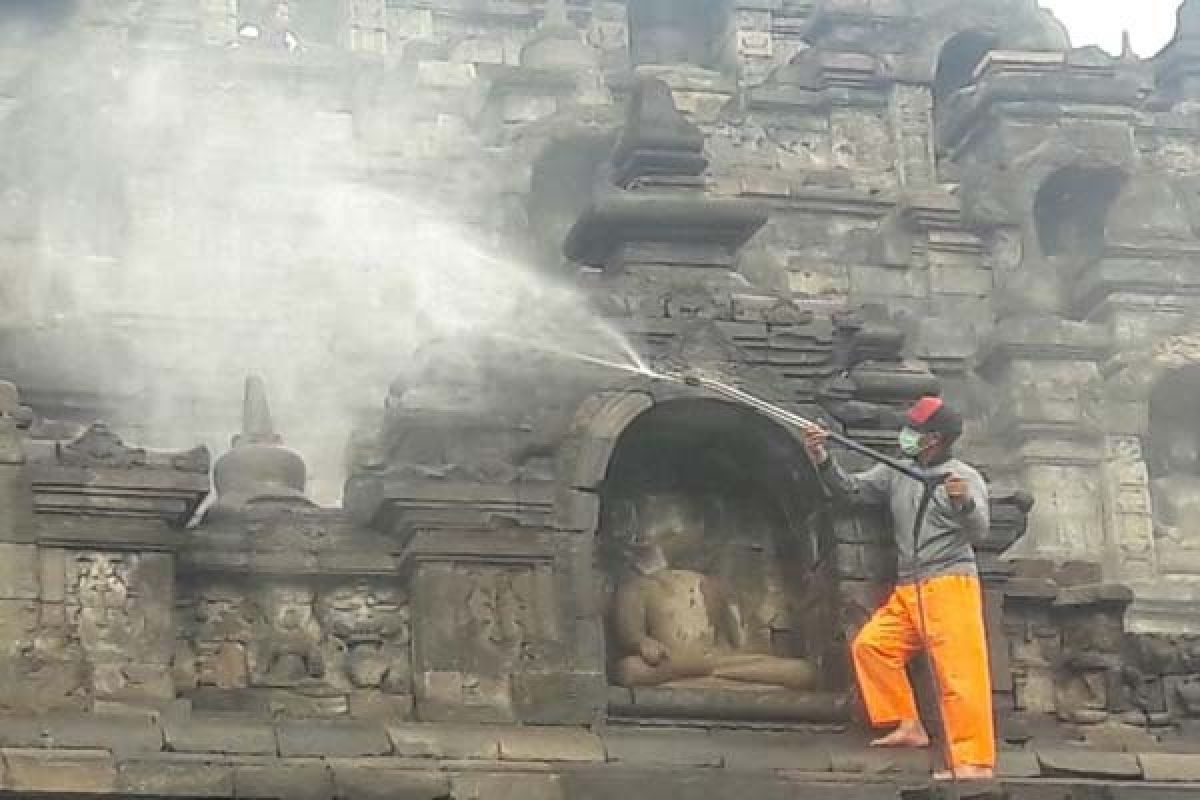 Antisipasi Lumut, Candi Borobudur Rutin Disemprot