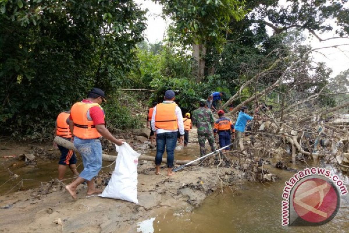 Aksi Bersih Sungai dan Jembatan di Nanga Taman