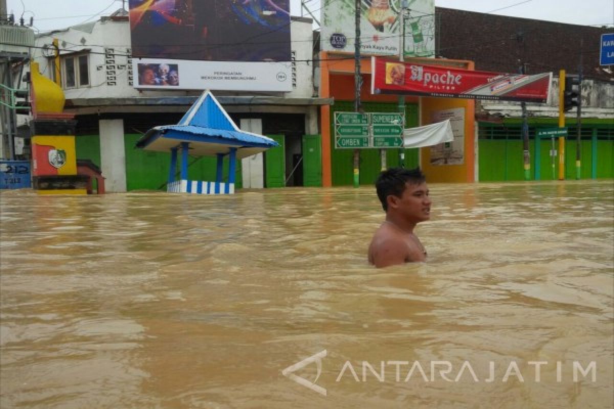Banjir di Kota Sampang Kian Meluas (Video)