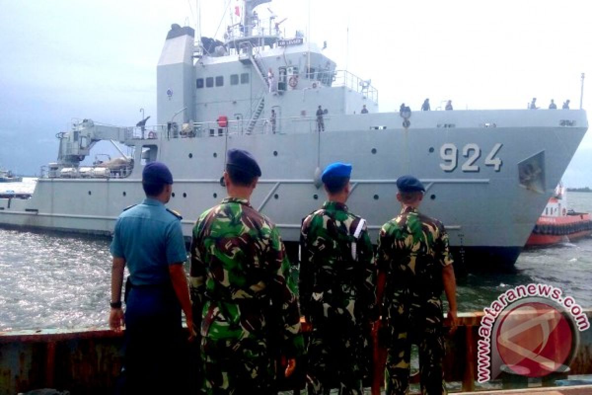 KRI Leuser Isi Logistik di Bengkulu