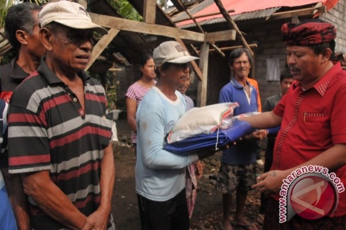 Bupati Jembrana Kunjungi Korban Angin Puting Beliung