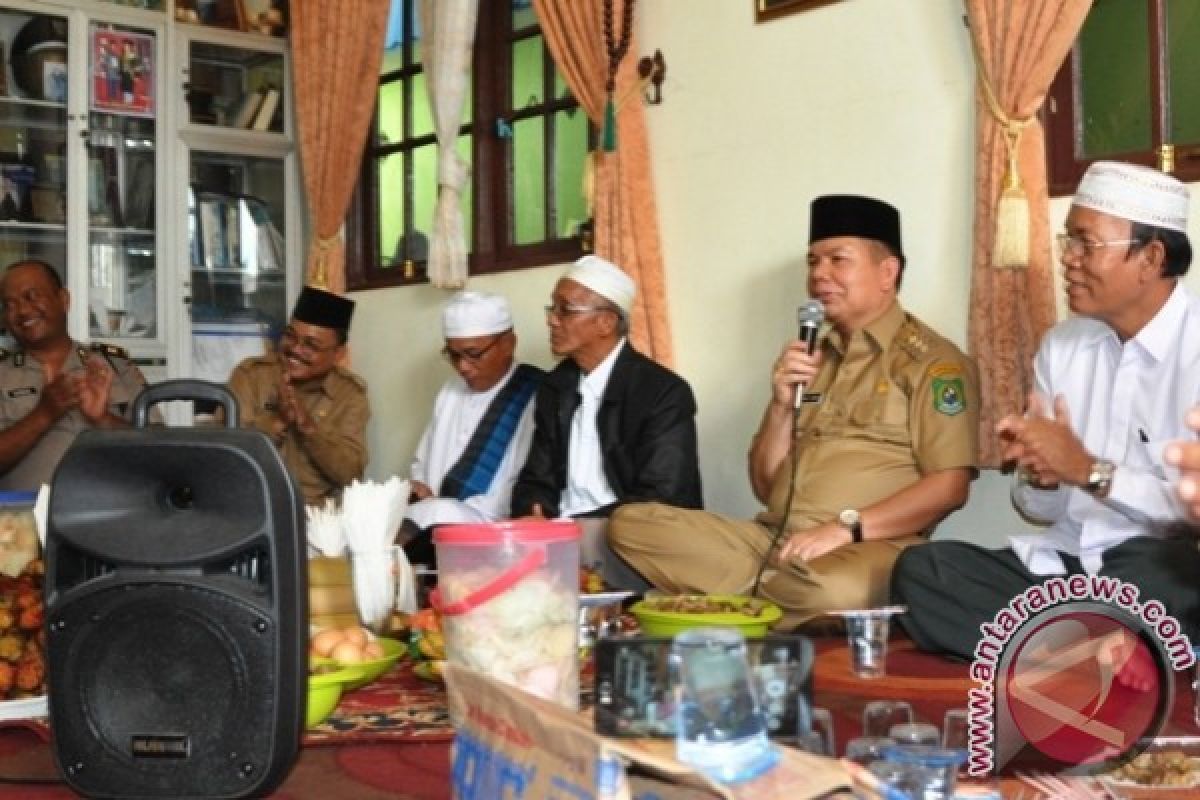 Bupati Datang, Warga Mantangai Suka Cita