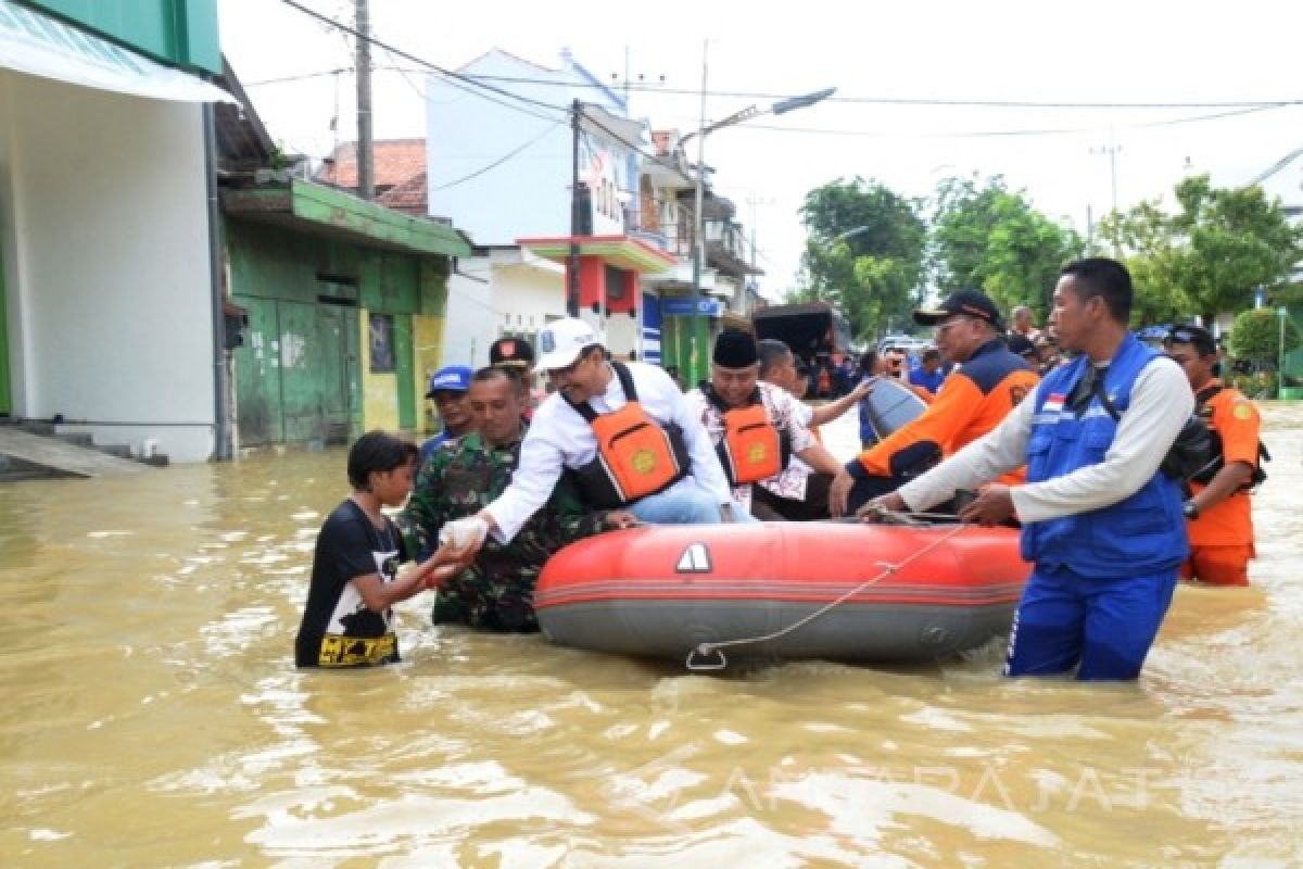 Gus Ipul Tinjau Banjir Sampang
