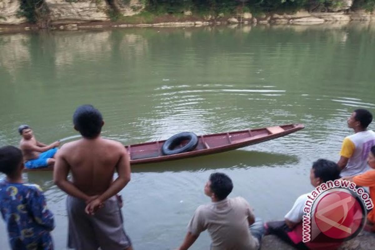 Bocah hanyut di sungai ditemukan tewas mengapung