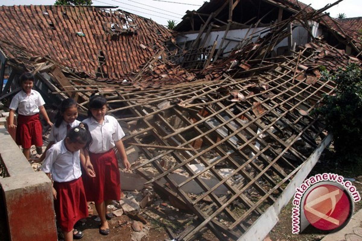 Kemendikbud Perbaiki Sekolah Bekasi Roboh