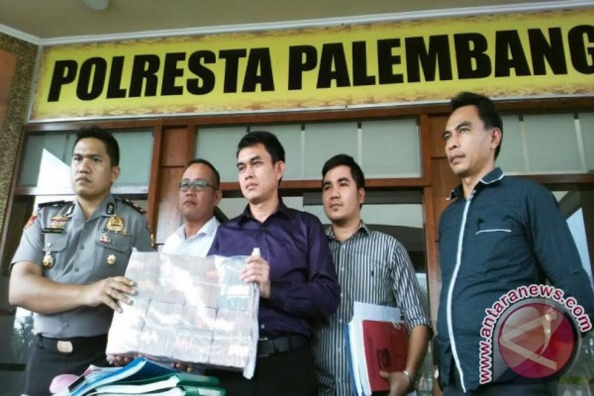 Polresta Palembang serahkan tersangka korupsi ke Kejari