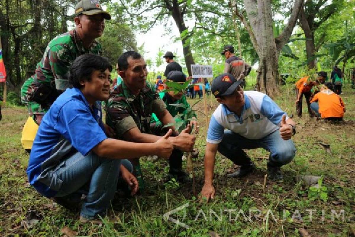 PWI Tuban Tanam Pohon Amankan Mata Air