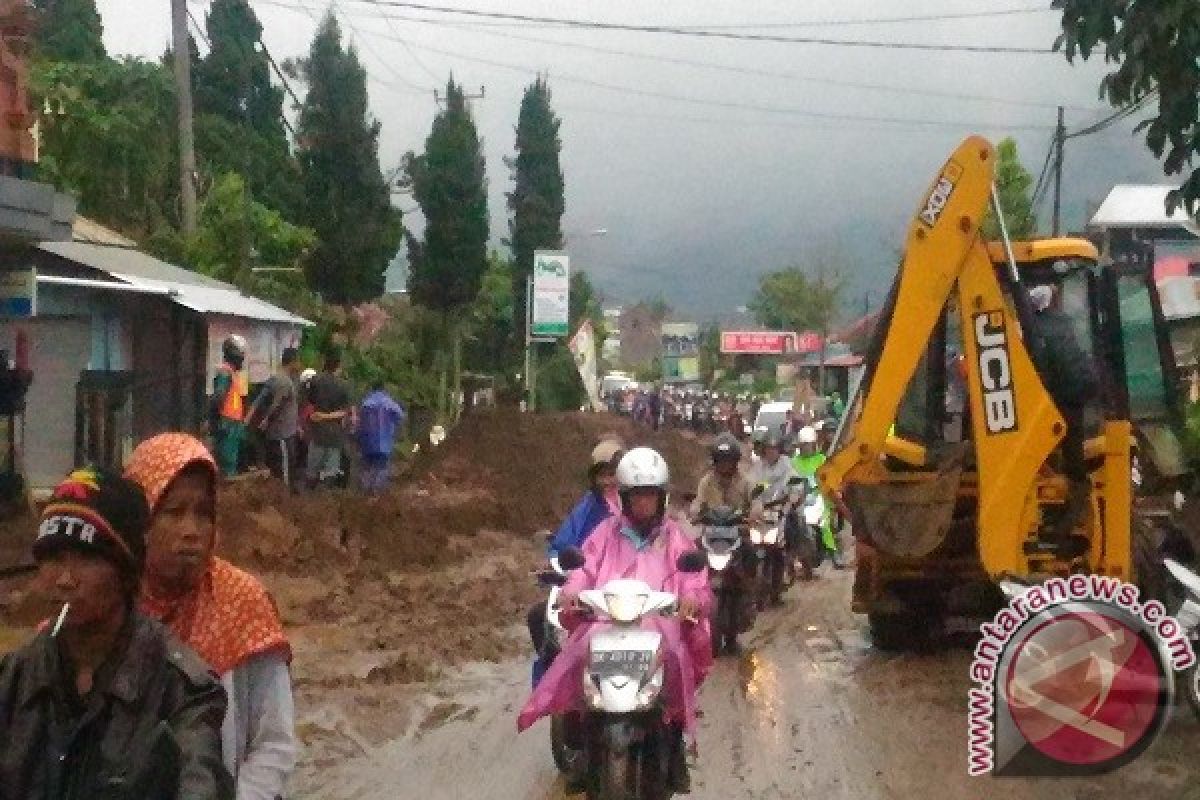 BPBD: Jalur Denpasar-Singaraja Terganggu Tanah Longsor