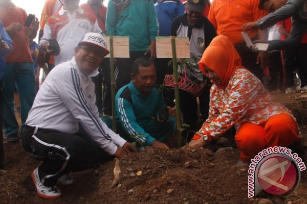 Pemkab Parigi Moutong tanam rica peringati hari kanker