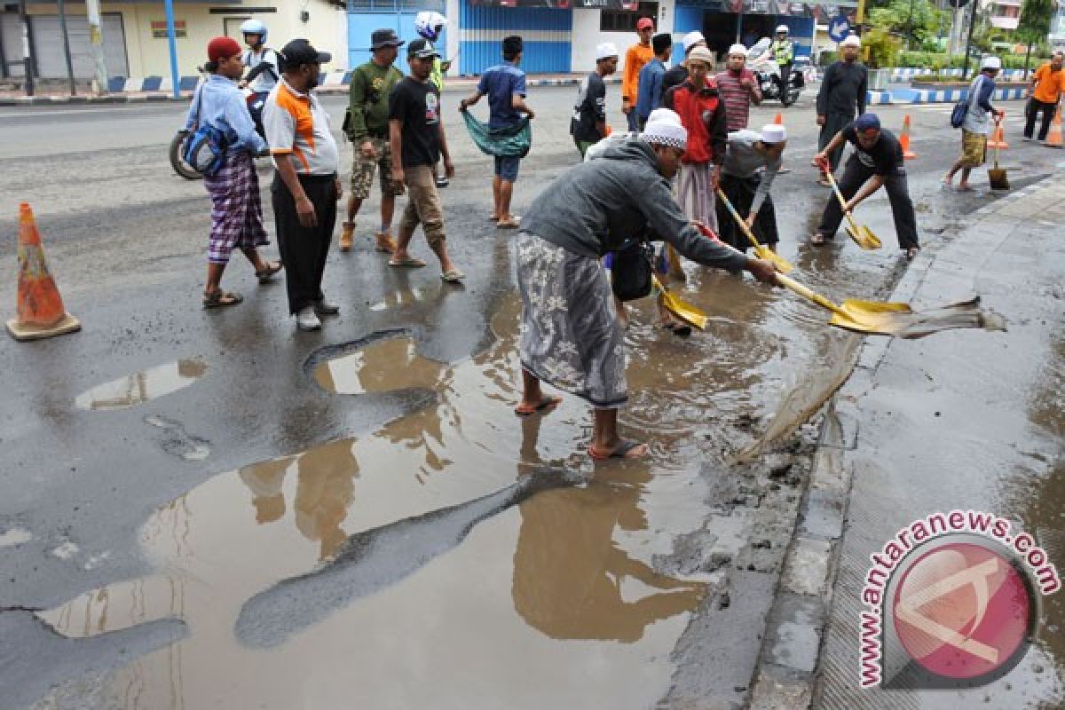 Jalur pantura SItubondo macet, jalan tergenang air