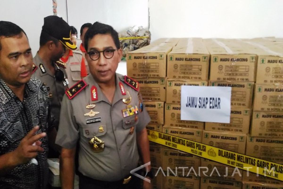 Polisi Bongkar Industri Jamu Ilegal Di Sidoarjo ( Video)