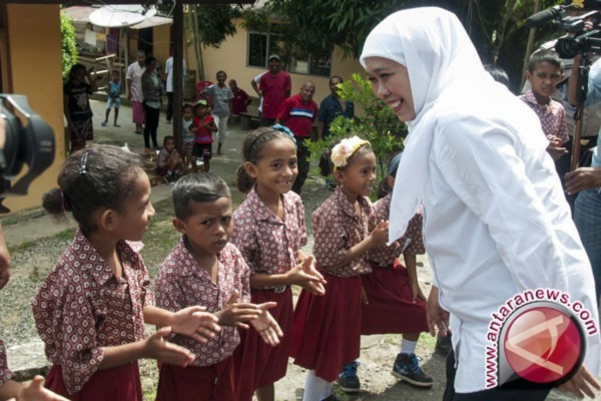 Mensos Khofifah terharu dengar lagu "Desaku"