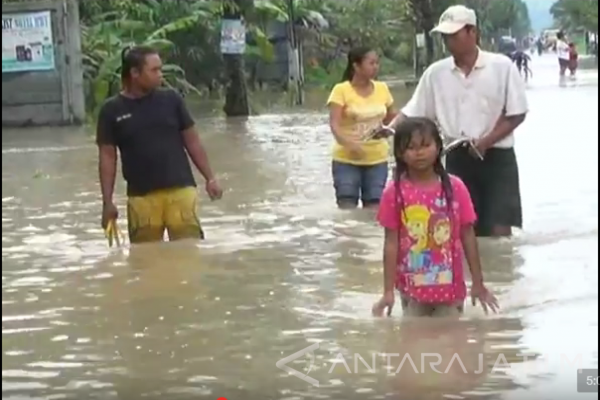  Puluhan Warga Sutojayan-Blitar Mengungsi Karena Banjir      