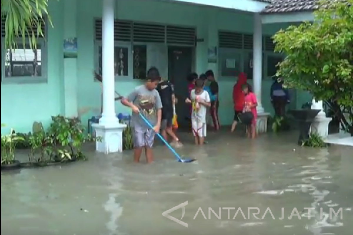 Dua Sekolah di Sutojayan-Blitar Diliburkan Karena Banjir      