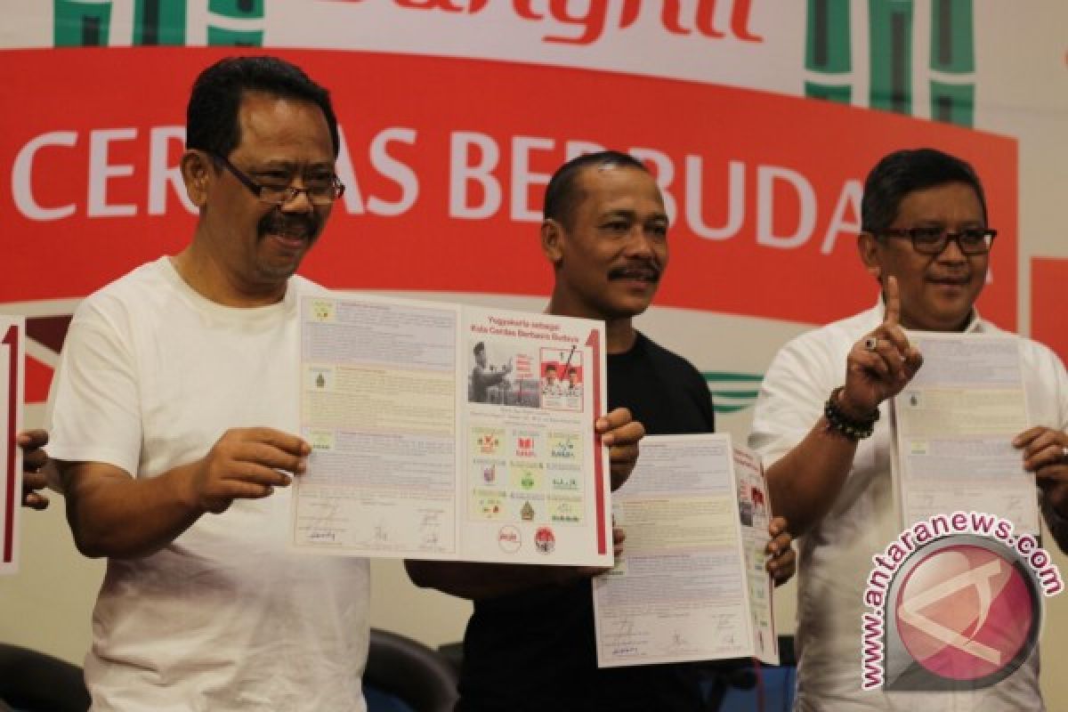 Pilkada 2017 - Imam-Fadli bersihkan alat peraga kampanye Pilkada Yogyakarta 