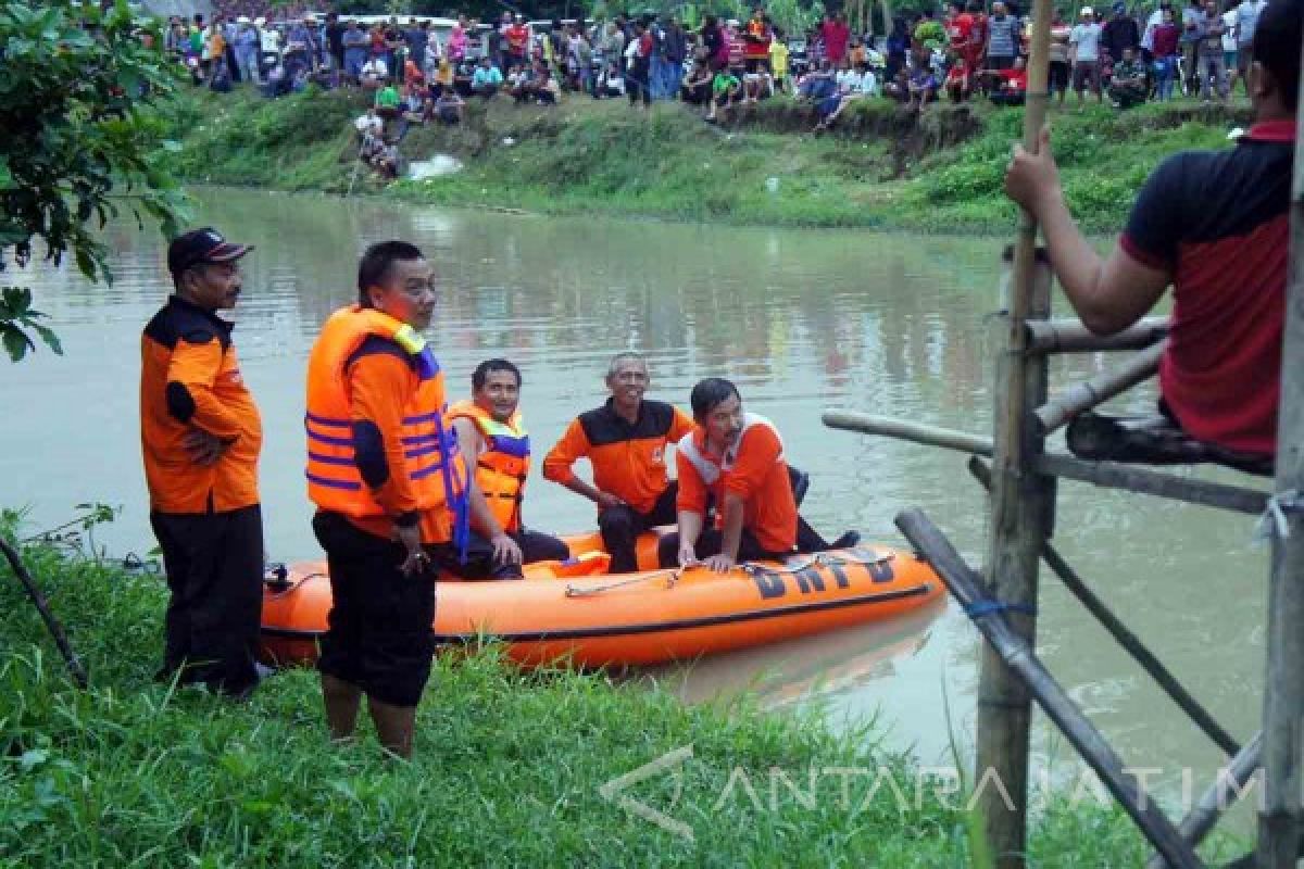 Relawan Evakuasi Jenazah Remaja Tenggelam di Tulungagung