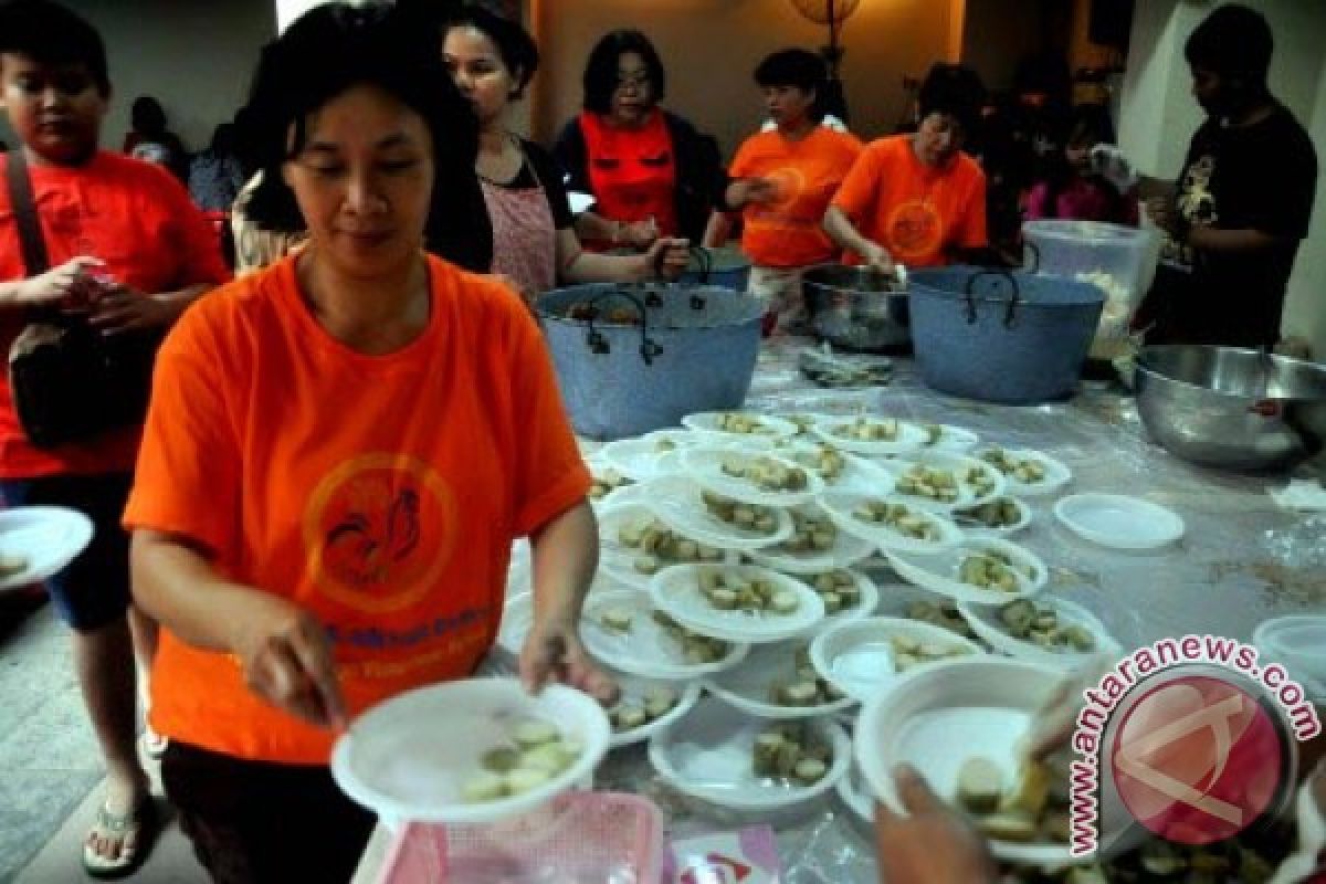 Vihara Dhanagun Suguhkan Lontong Cap Go Meh