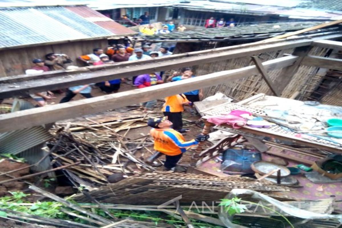 Korban Longsor di Situbondo Mulai Perbaiki Rumah ( Video)