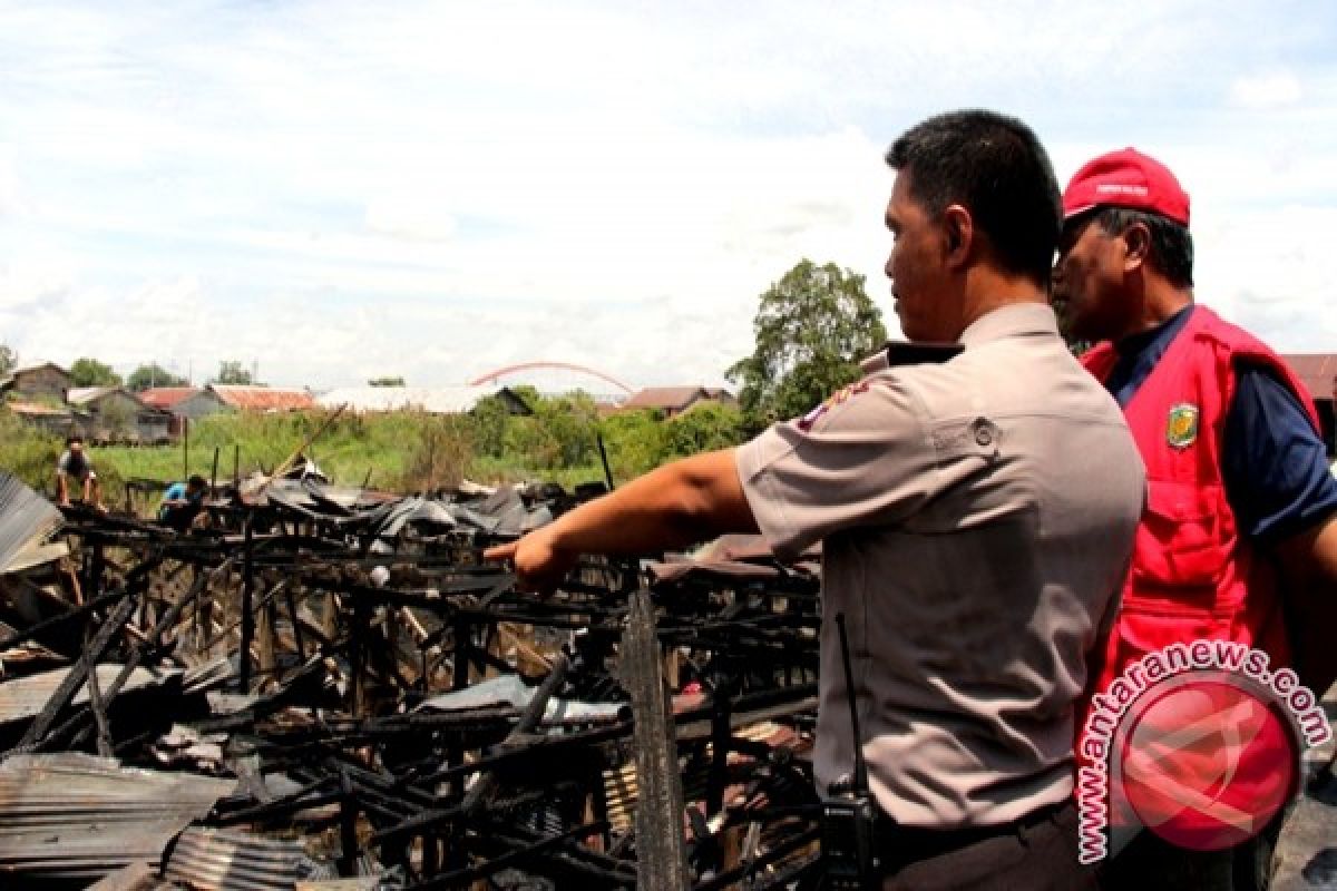 Belasan Rumah Dan Barak Habis Dilalap Si "Jago Merah"