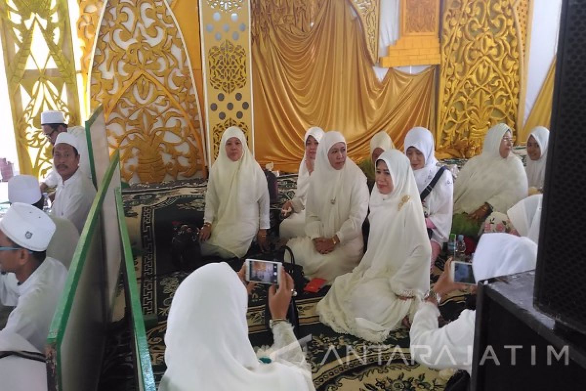 Khofifah Ajak Masyarakat Tingkatkan Ketenangan Diri (Video)