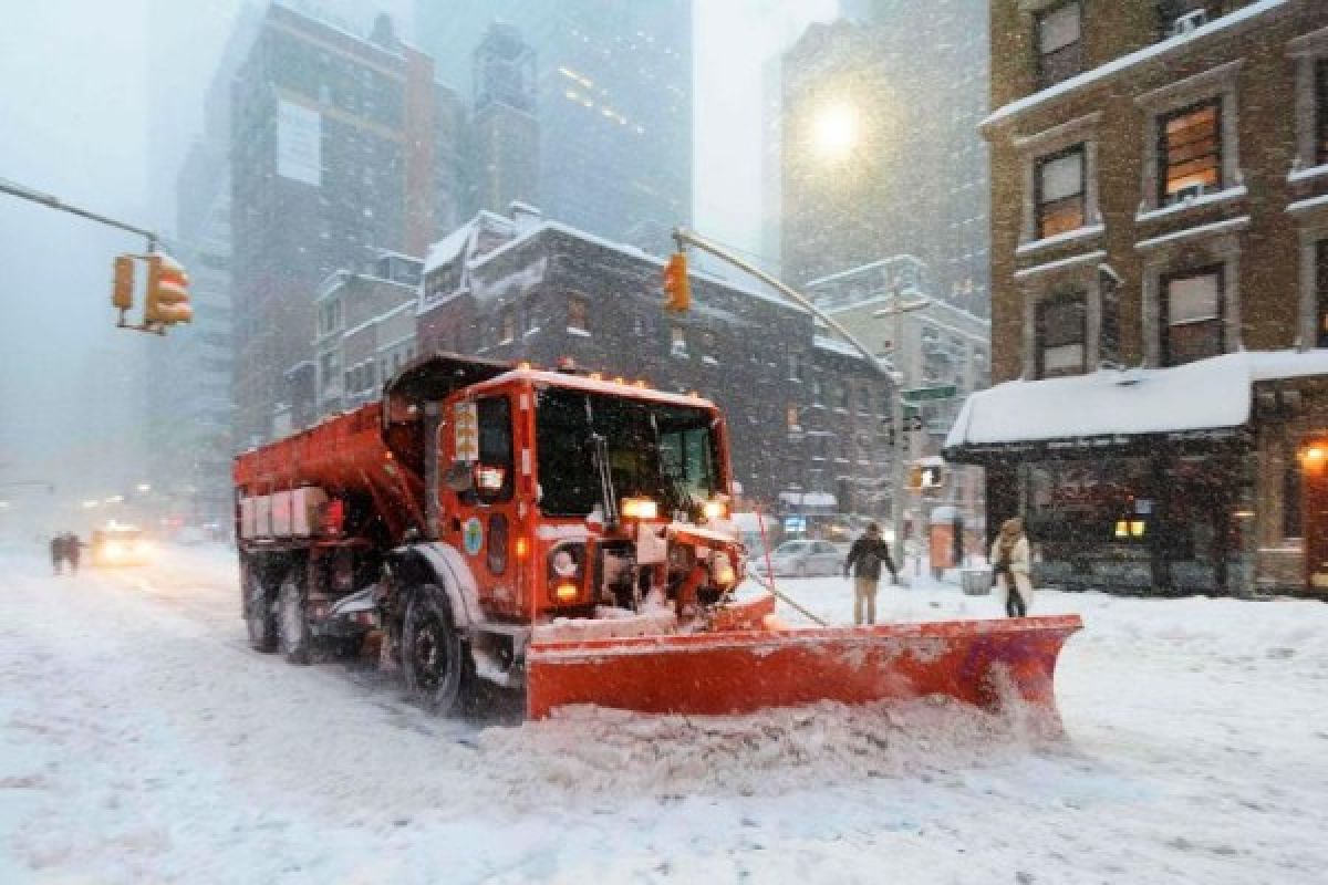 Removing snow in New York city costs nearly 2 mln USD per inch