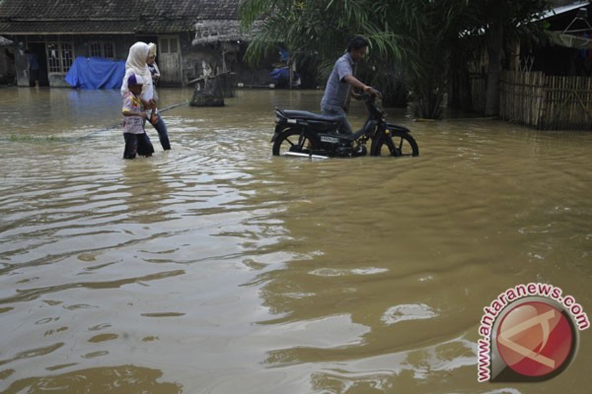 Bridge connecting four villages collapses after Cisata river overflows