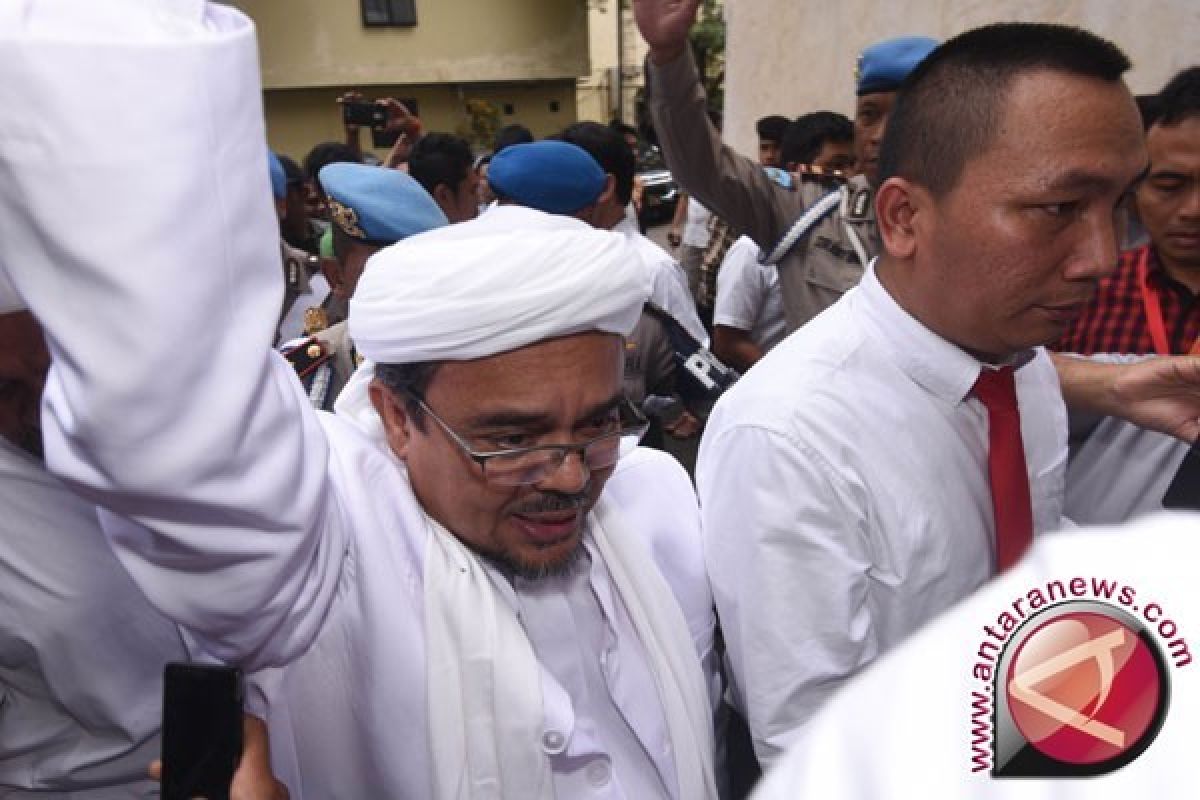 Rizieq Shihab bawa tesis saat diperiksa polisi