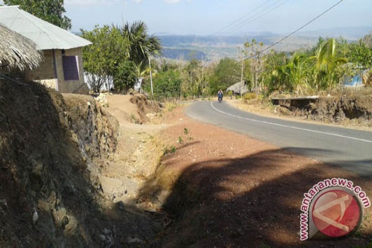 Pembangunan Jalan Poros Tengah Dilanjutkan