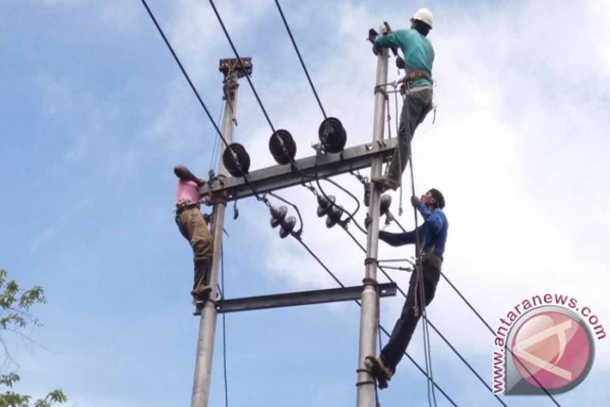 Angin kencang merusakkan jaringan listrik di Jayapura 