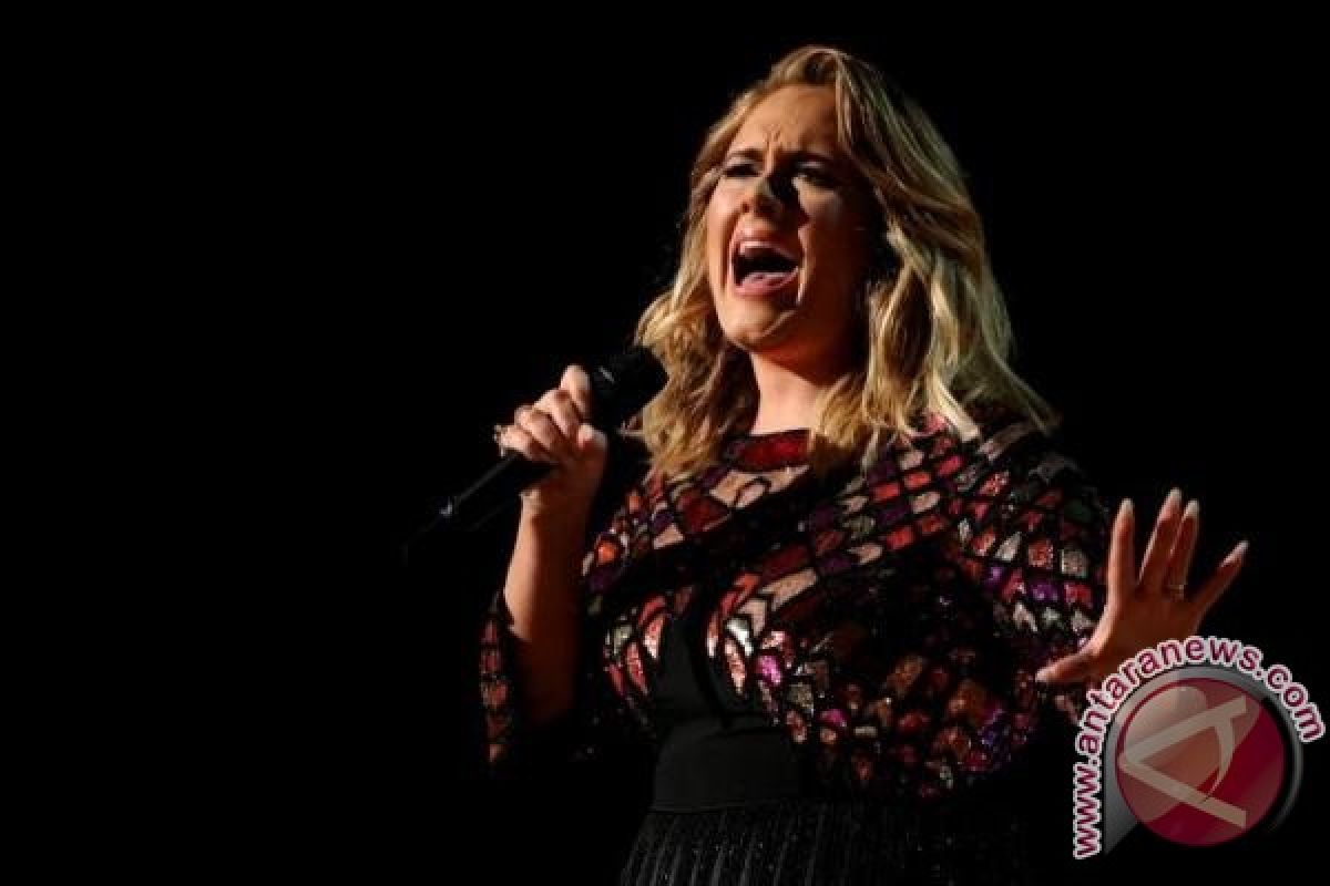 Adele menggebrak Grammy dengan "Hello"