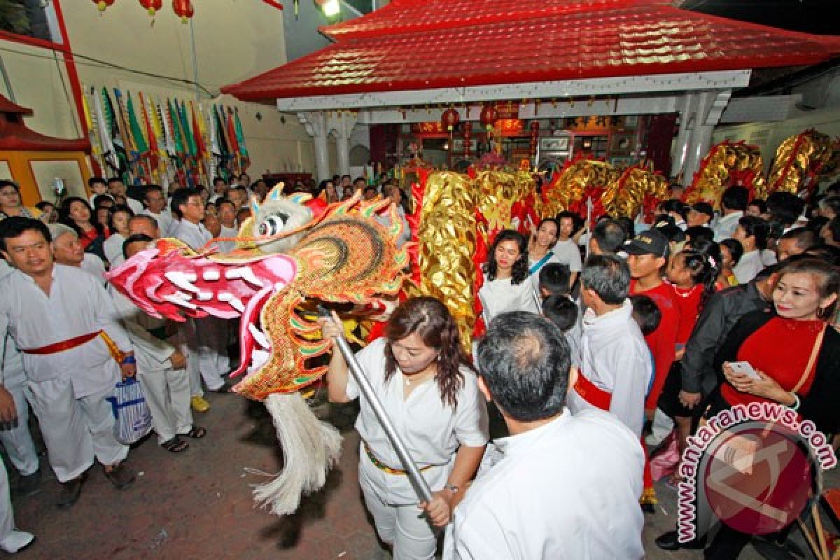 Warga Gorontalo padati kelenteng saksikan Cap Go Meh