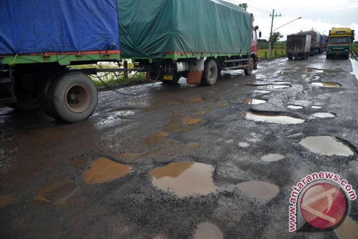 Perbaikan jalan rusak gerbang tol Karawang Timur butuh dua hari