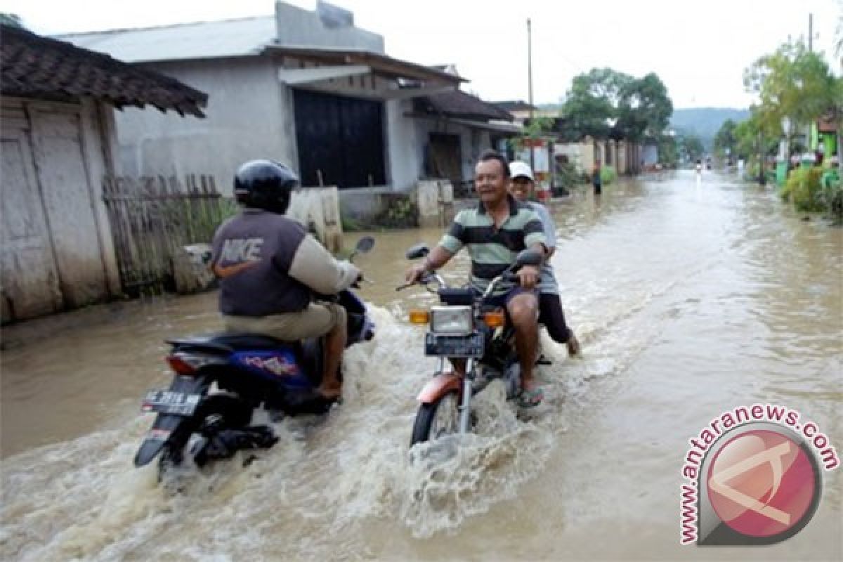Banjir Blitar yang merendam 710 rumah mulai surut