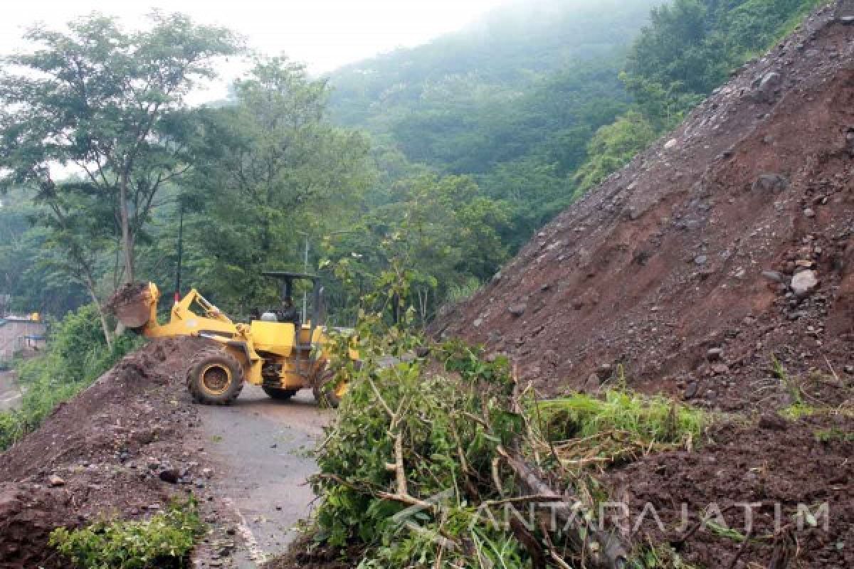 Pembersihan Longsor Trenggalek Terkendala Cuaca