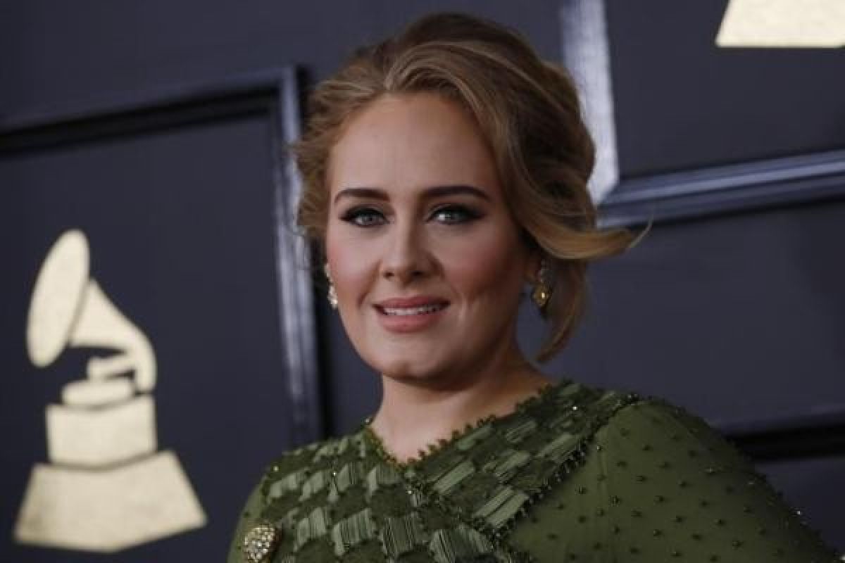 Adele bertemu boneka tangan Elmo di Australia